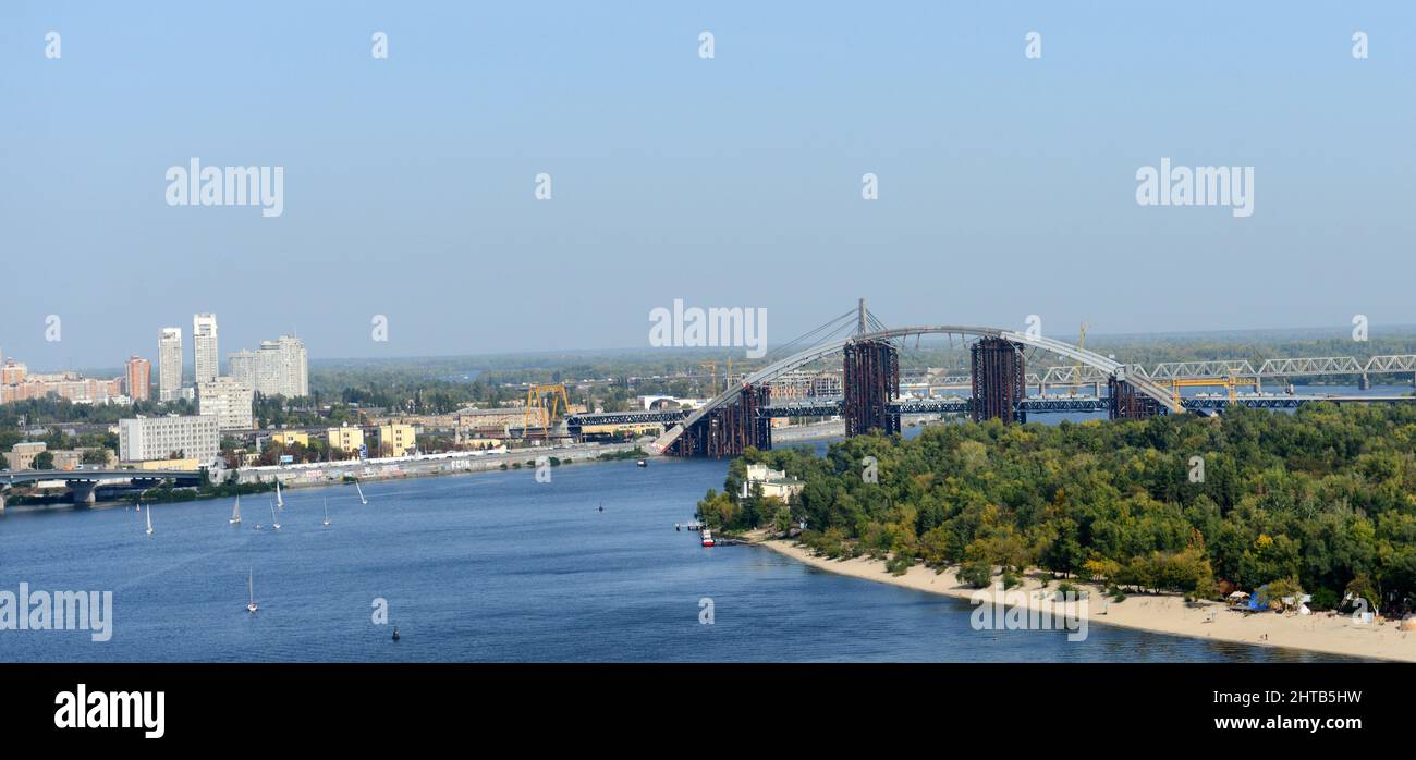 Blick auf den Fluss Dnipro in Kiew, Ukraine. Stockfoto
