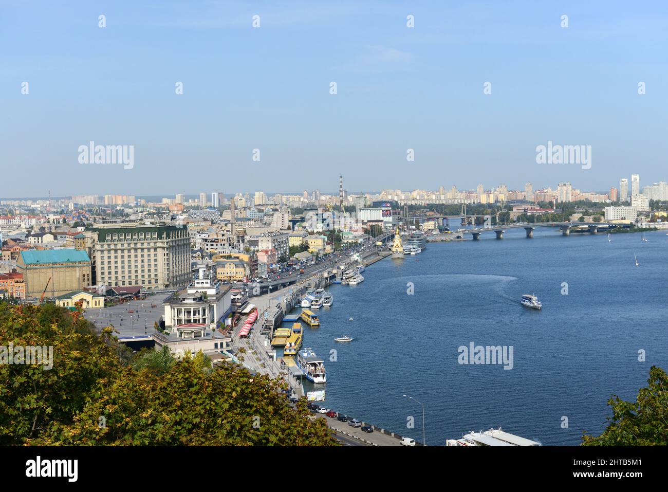 Blick auf den Fluss Dnipro in Kiew, Ukraine. Stockfoto