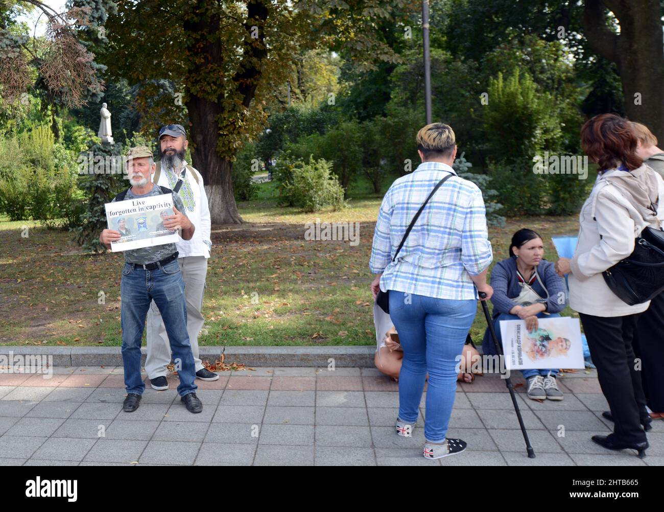 Ukrainische Frauen und Männer demonstrieren vor dem parlamentsgebäude und fordern die Regierung auf, ihre Söhne, die in der Ostukraine als Prisiniere festgehalten werden, freizubekommen. Stockfoto