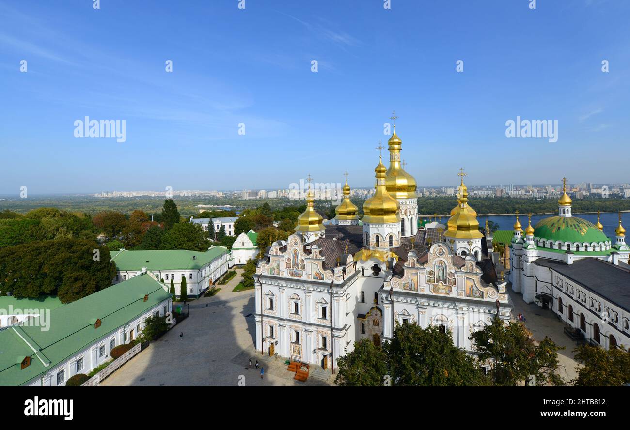 Blick auf die Kathedrale der Dormition vom Glockenturm im Kloster der Höhlen in Kiew, Ukraine. Stockfoto