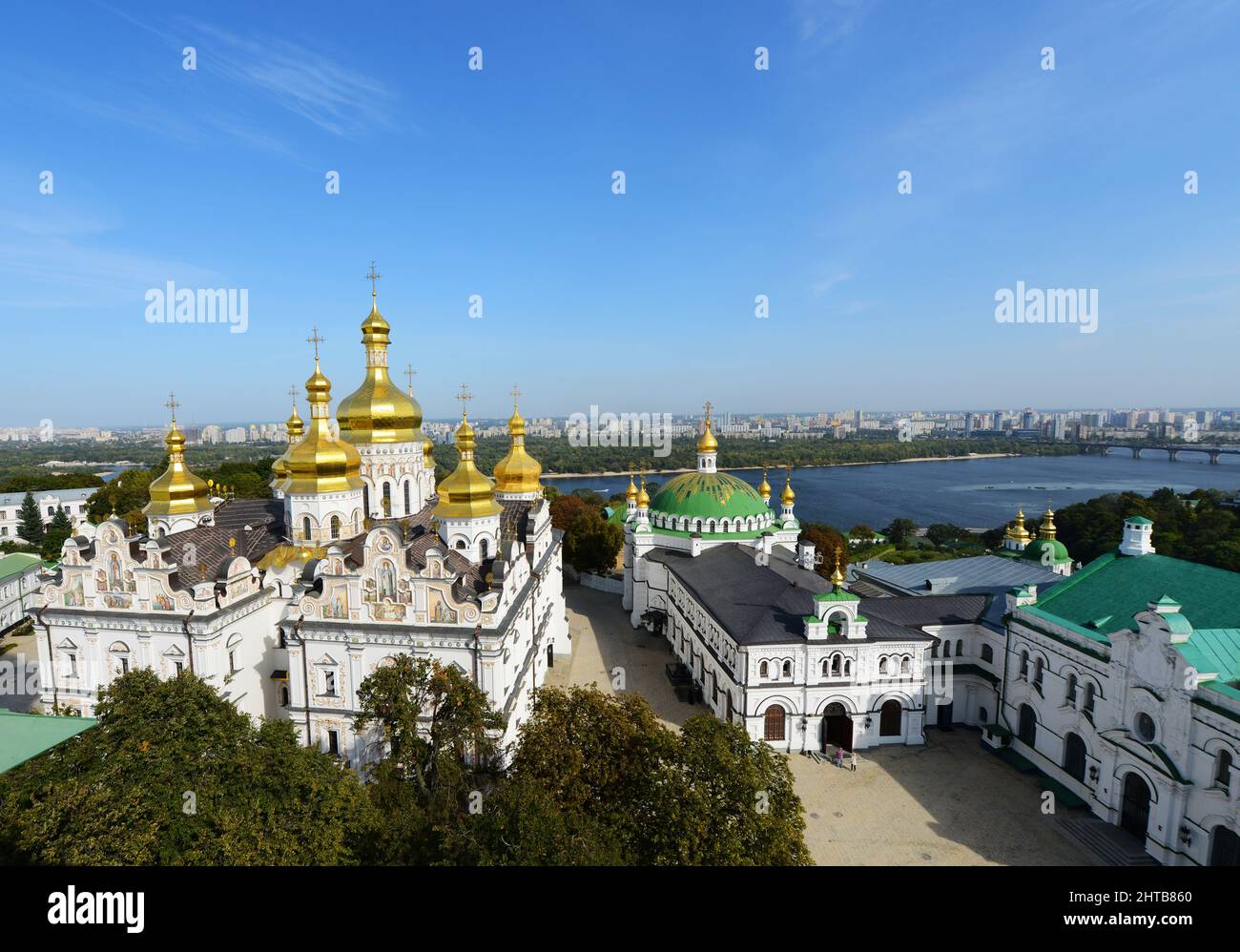 Blick auf die Kathedrale der Dormition vom Glockenturm im Kloster der Höhlen in Kiew, Ukraine. Stockfoto
