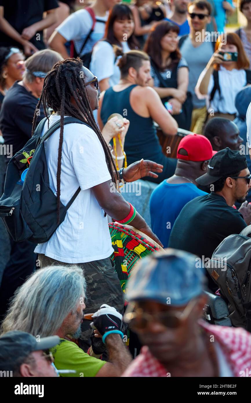 Montreal, Kanada - Juni 2018: Junger afroamerikanischer Mann spielt Percussion mit Djembe-Trommelbongo in der Menge Stockfoto