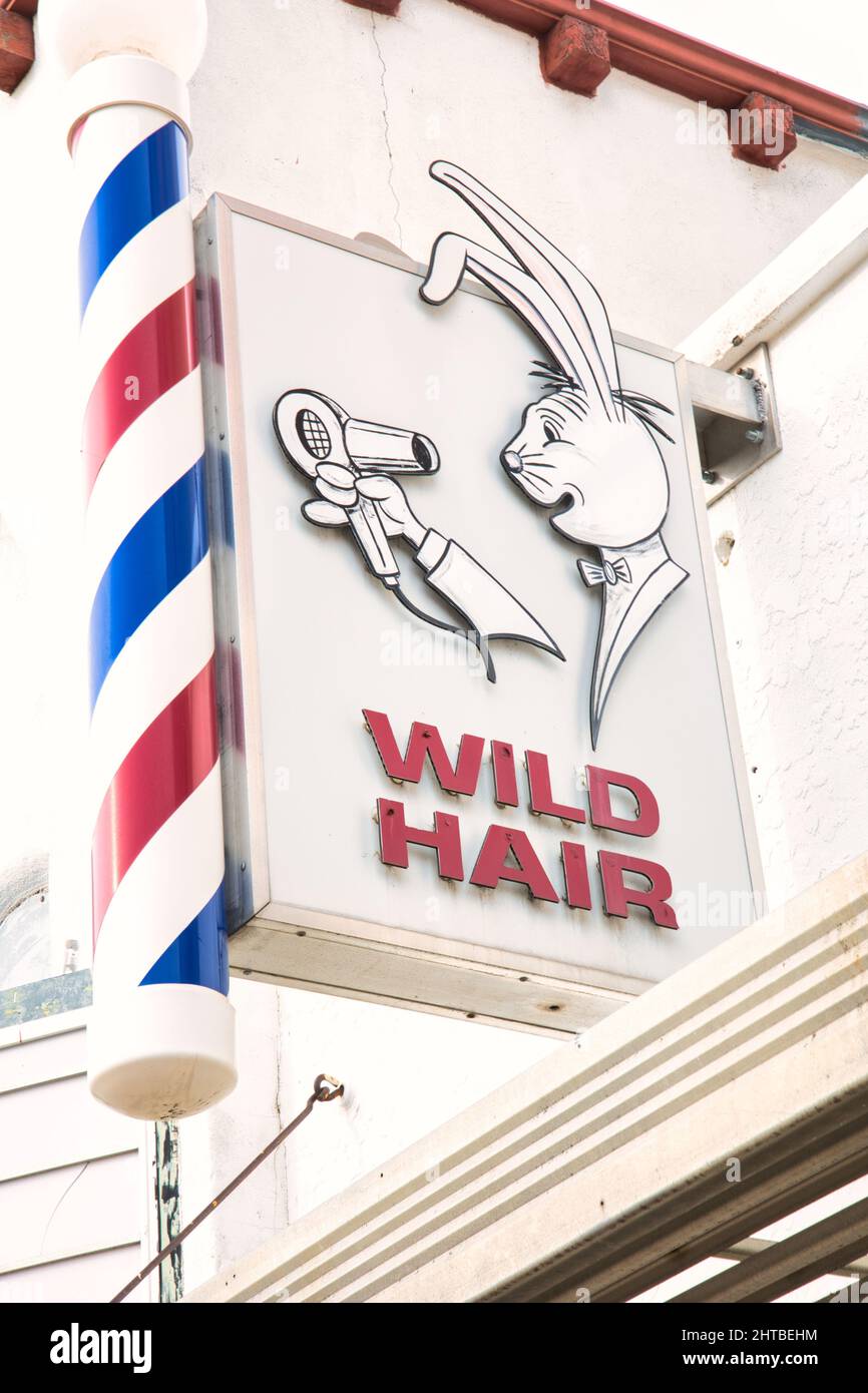 Vertikale Aufnahme eines Geschäftszeichens mit einem Hasen im historischen Havelock-Viertel in Lincoln, NE Stockfoto