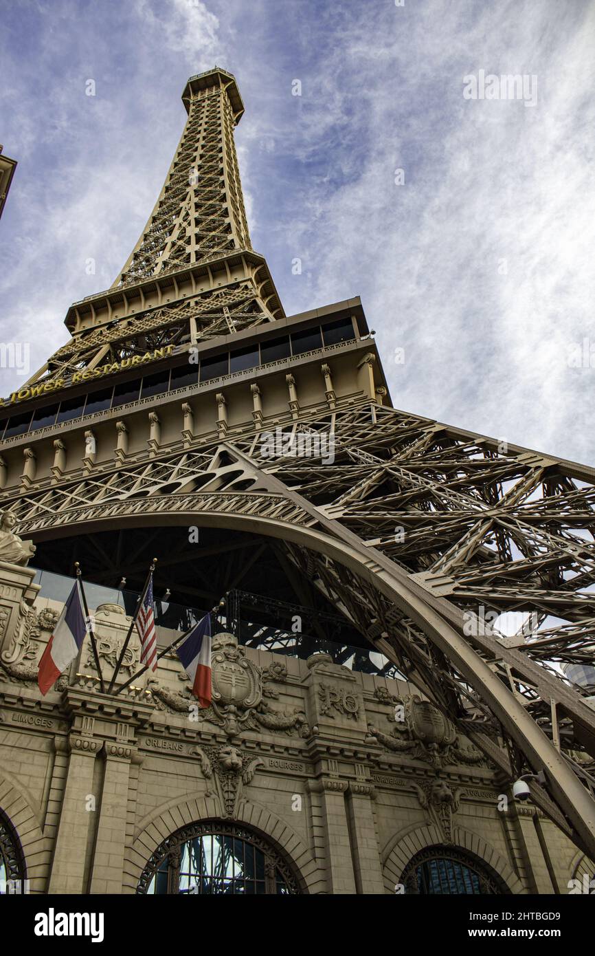 Niedriger Winkel des Eiffelturms von Las Vegas Stockfoto