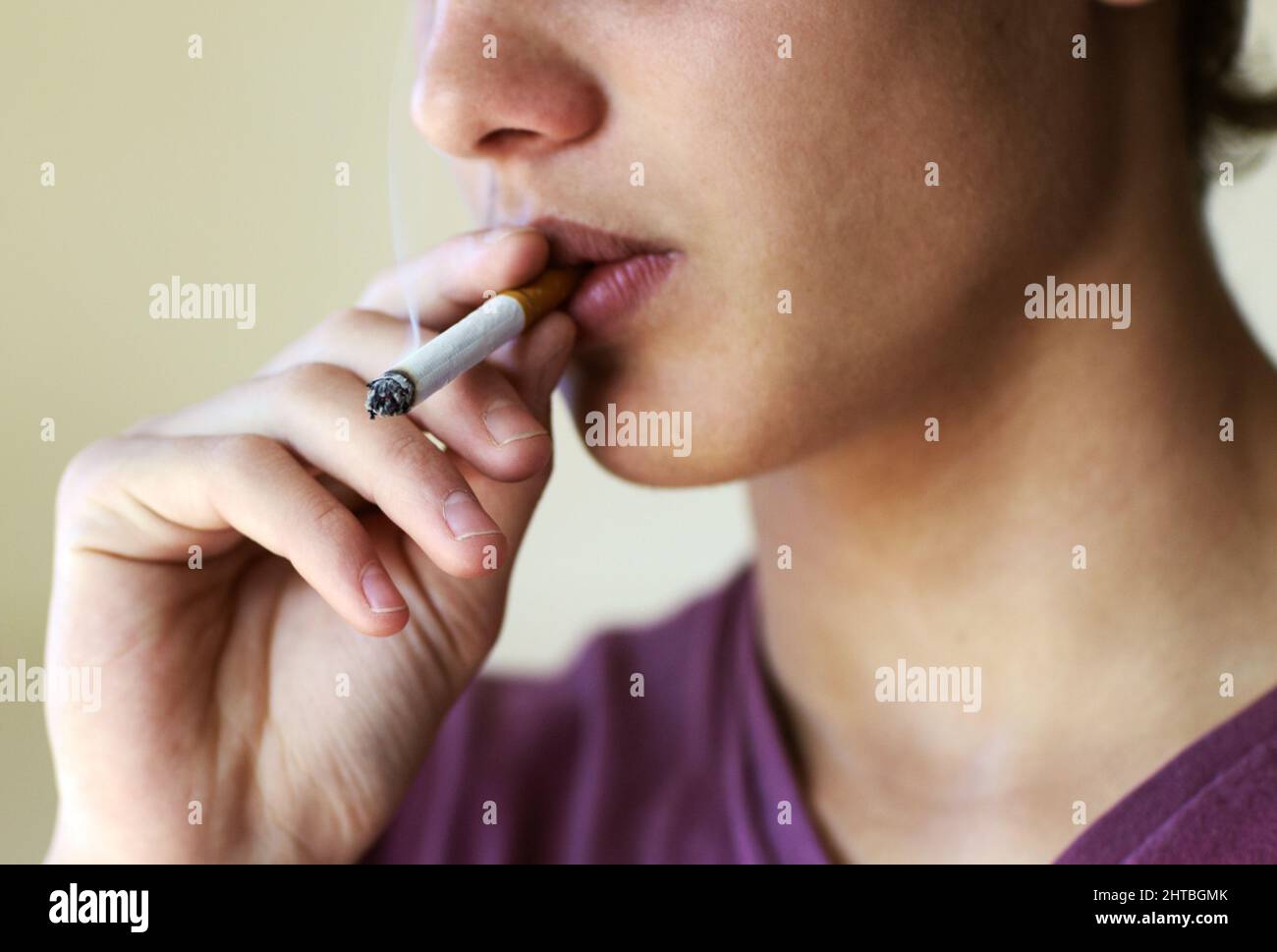 Wie man jetzt aufgibt Nahaufnahme einer Person, die einen Zug von einer Zigarette nimmt. Stockfoto