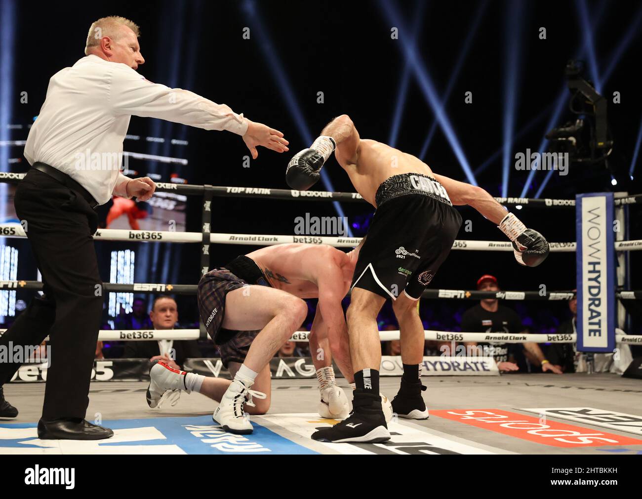 Jack Catterall landet links in Josh Taylor und klopft ihn auf die Leinwand des OVO Hydro, Glasgow. Bilddatum: Samstag, 26. Februar 2022. Stockfoto