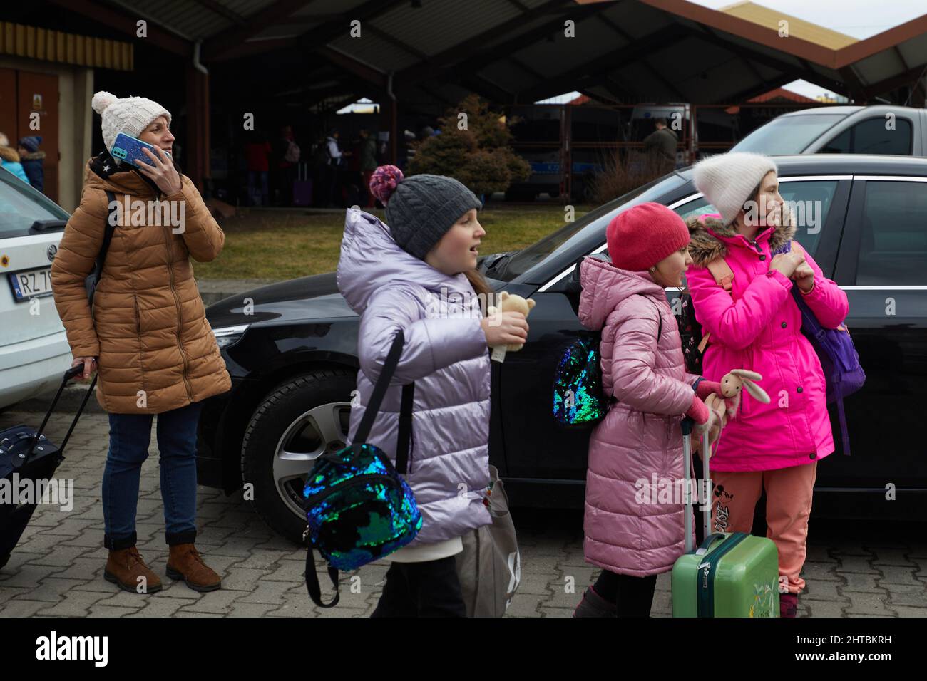 Przemysl, Polen. 27.. Februar 2022. Die Ukrainer suchen am Bahnhof Przemysl in Przemysl, Polen, am 27. Februar 2022 nach ihren Angehörigen. Vor kurzem kam eine große Zahl von Ukrainern mit dem Zug nach Przemysl. Quelle: Meng Dingbo/Xinhua/Alamy Live News Stockfoto