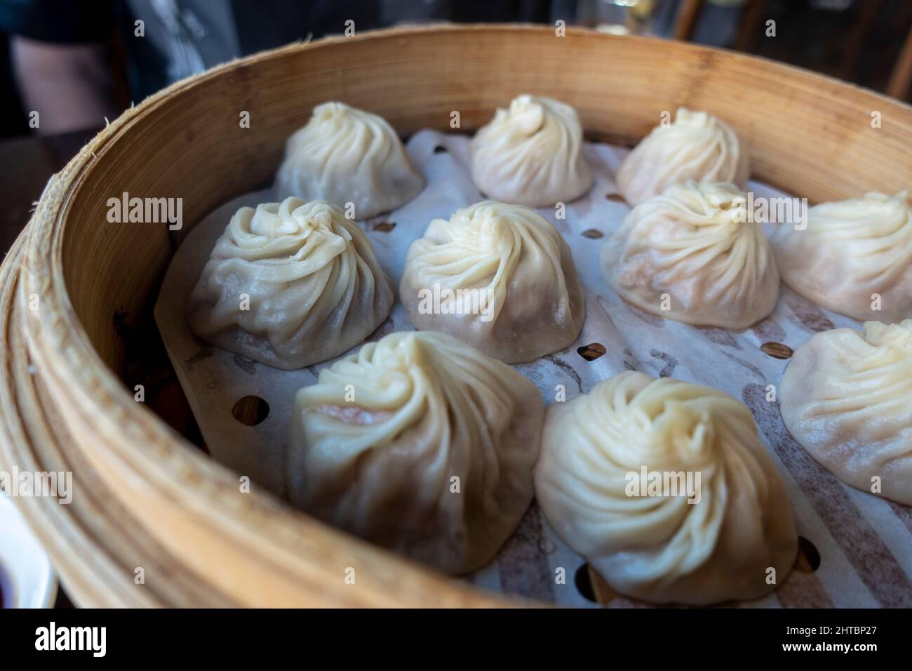 Nahaufnahme von xiao Long bao in einem Dampfkorb in einem Restaurant Stockfoto