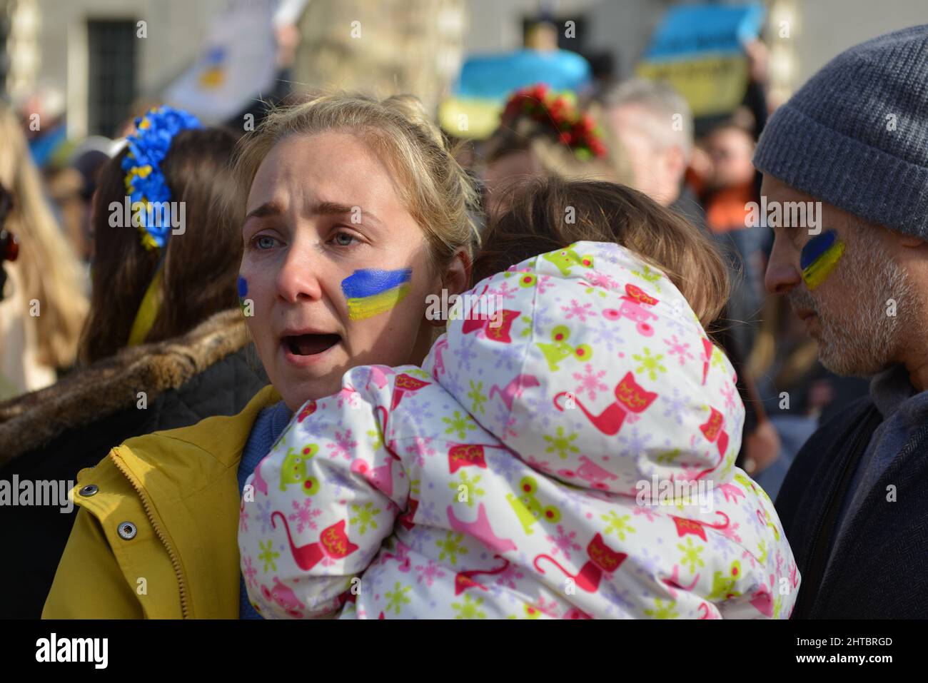 In London lebende Ukrainer und Anti-Kriegs-Demonstranten demonstrierten gegenüber der Downing Street gegen die russische Invasion in der Ukraine. Stockfoto