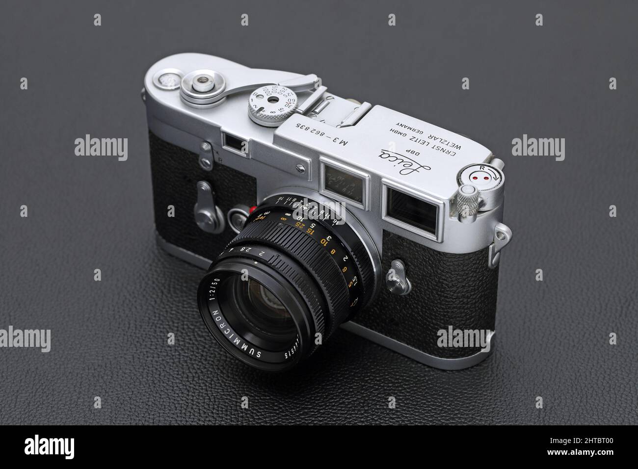 Kagawa, Japan - 27. Februar 2022: Leica M3 Entfernungsmesserkamera mit Leitz 50mm F2 Summicron M-Mount Objektiv. Klassisches Objektivkonzept mit Vintage-Sammlerstücken. Stockfoto