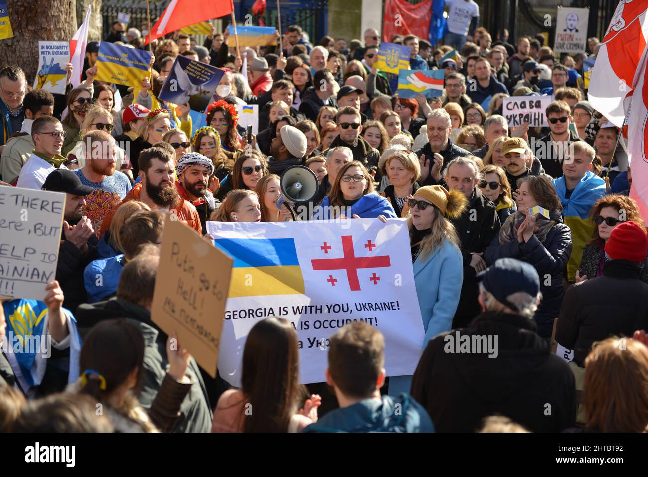 In London lebende Ukrainer und Anti-Kriegs-Demonstranten demonstrierten gegenüber der Downing Street gegen die russische Invasion in der Ukraine. Stockfoto