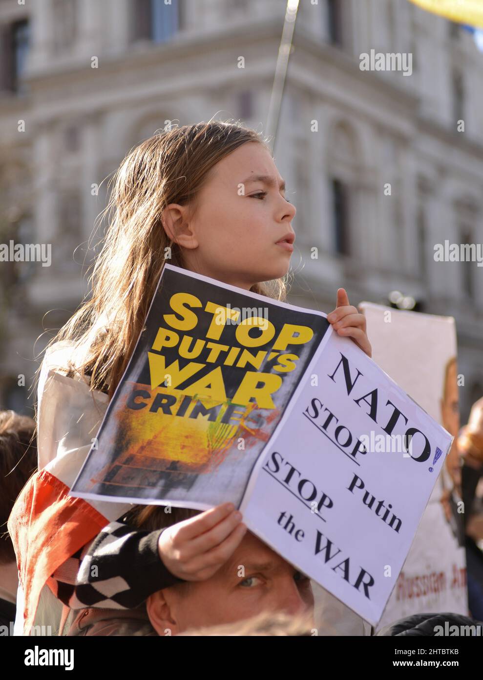 In London lebende Ukrainer und Anti-Kriegs-Demonstranten demonstrierten gegenüber der Downing Street gegen die russische Invasion in der Ukraine. Stockfoto