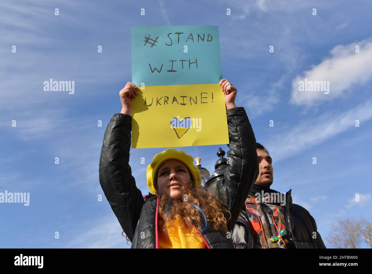 In London lebende Ukrainer und Anti-Kriegs-Demonstranten demonstrierten gegenüber der Downing Street gegen die russische Invasion in der Ukraine. Stockfoto