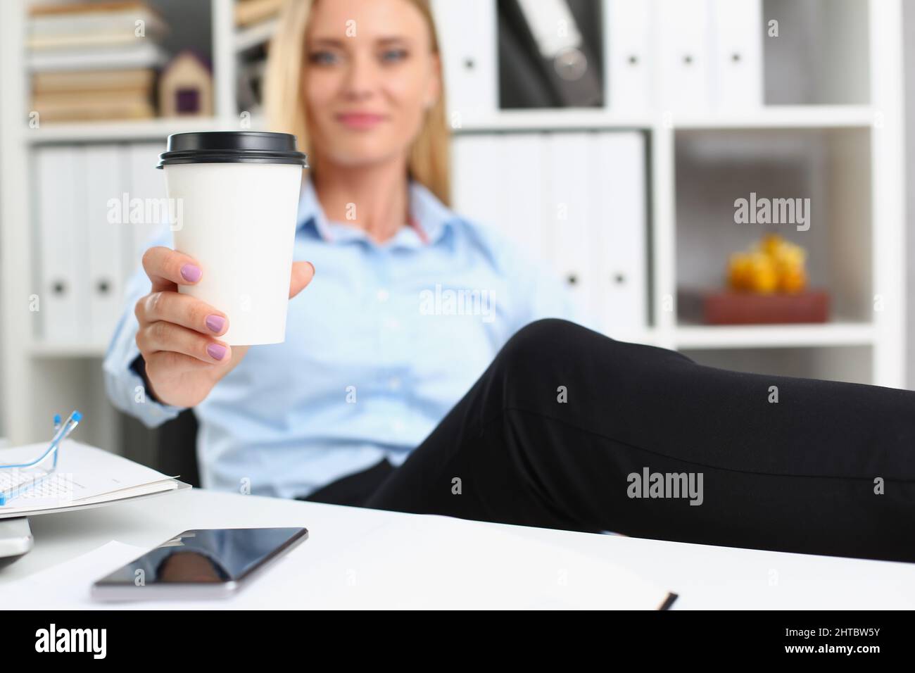 Blonde weibliche heben heiße Tasse Kaffee trinken, Pause von der Arbeit, Prost Stockfoto