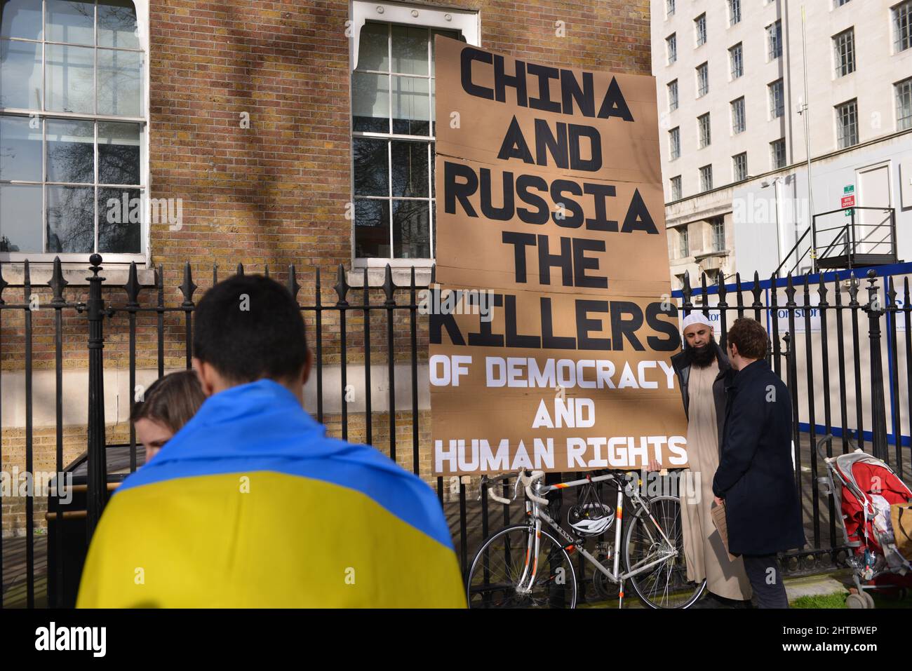In London lebende Ukrainer und Anti-Kriegs-Demonstranten demonstrierten gegenüber der Downing Street gegen die russische Invasion in der Ukraine. Stockfoto