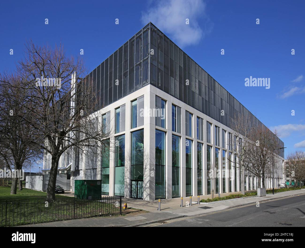 Das neue Britannia Leisure Center in Hackney, London, Großbritannien. Es verfügt über Swimmingpools, Fitnessstudios und Sporthallen sowie über Tennisplätze auf dem Dach und einen Fußballplatz Stockfoto