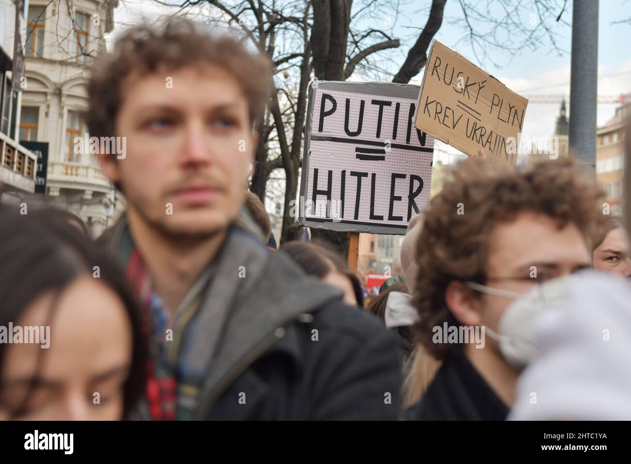 Demonstration gegen russische Invasion in die Ukraine auf dem Wenzelsplatz in Prag, Tschechische Republik, 27. Februar 2022, inszeniert von Million Moments for Stockfoto
