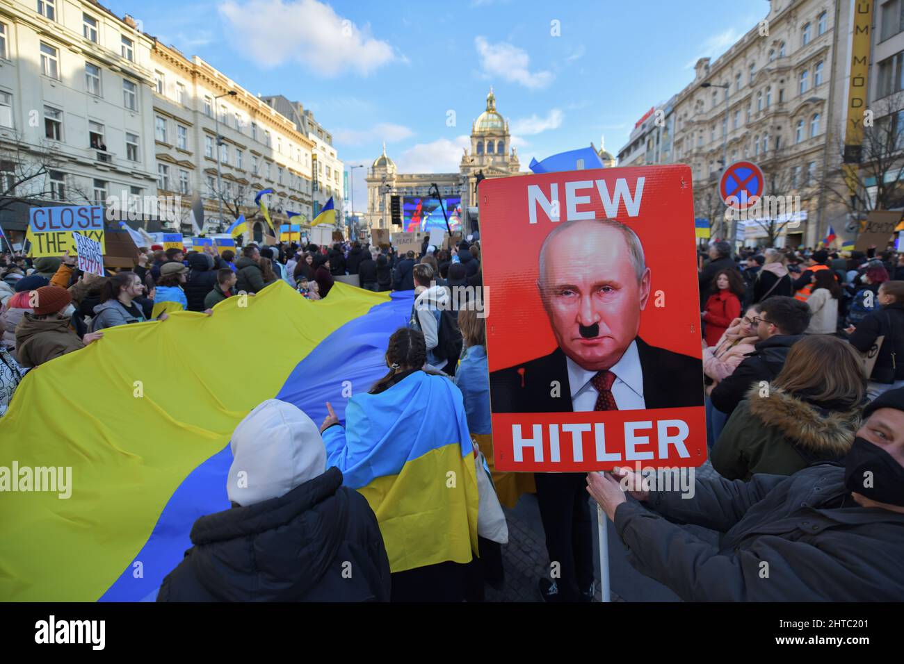 Demonstration gegen russische Invasion in die Ukraine auf dem Wenzelsplatz in Prag, Tschechische Republik, 27. Februar 2022, inszeniert von Million Moments for Stockfoto