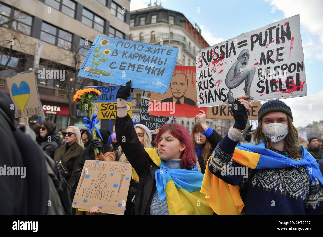 Demonstration gegen russische Invasion in die Ukraine auf dem Wenzelsplatz in Prag, Tschechische Republik, 27. Februar 2022, inszeniert von Million Moments for Stockfoto