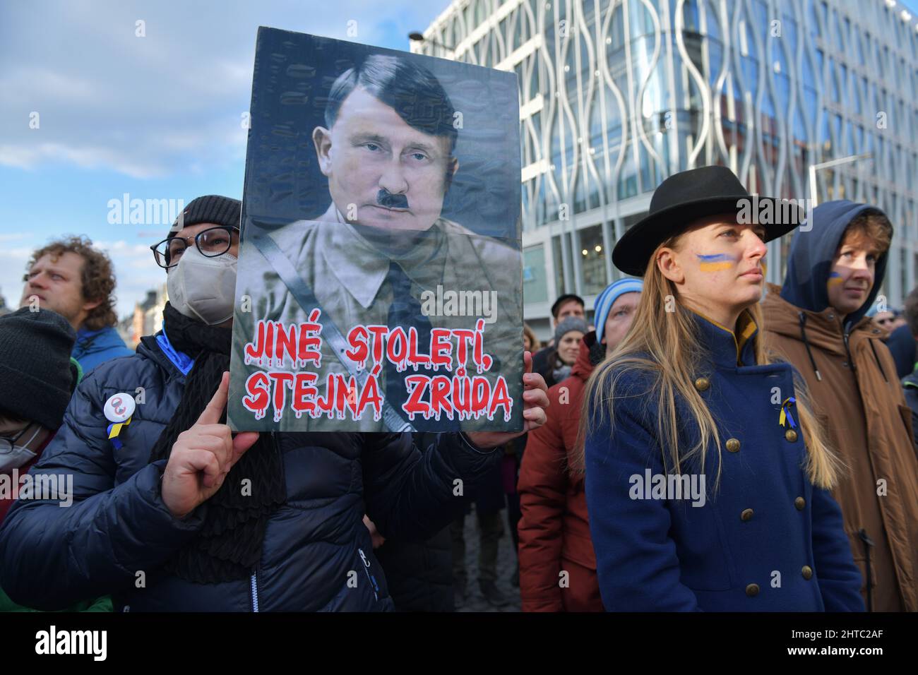 Demonstration gegen russische Invasion in die Ukraine auf dem Wenzelsplatz in Prag, Tschechische Republik, 27. Februar 2022, inszeniert von Million Moments for Stockfoto