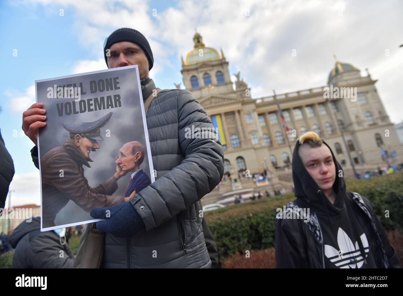 Demonstration gegen russische Invasion in die Ukraine auf dem Wenzelsplatz in Prag, Tschechische Republik, 27. Februar 2022, inszeniert von Million Moments for Stockfoto
