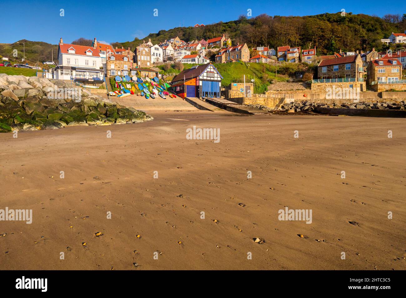 7. Mai 2021: Runswick Bay, North Yorkshire, Großbritannien - der Strand und das Dorf an einem sonnigen Morgen, bevor die Massen ankommen. Stockfoto