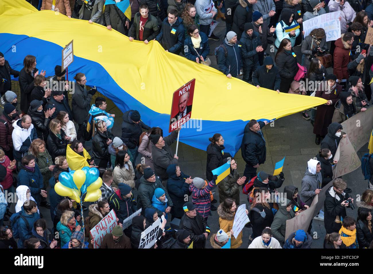 Demonstration gegen russische Invasion in die Ukraine auf dem Wenzelsplatz in Prag, Tschechische Republik, 27. Februar 2022, inszeniert von Million Moments for Stockfoto