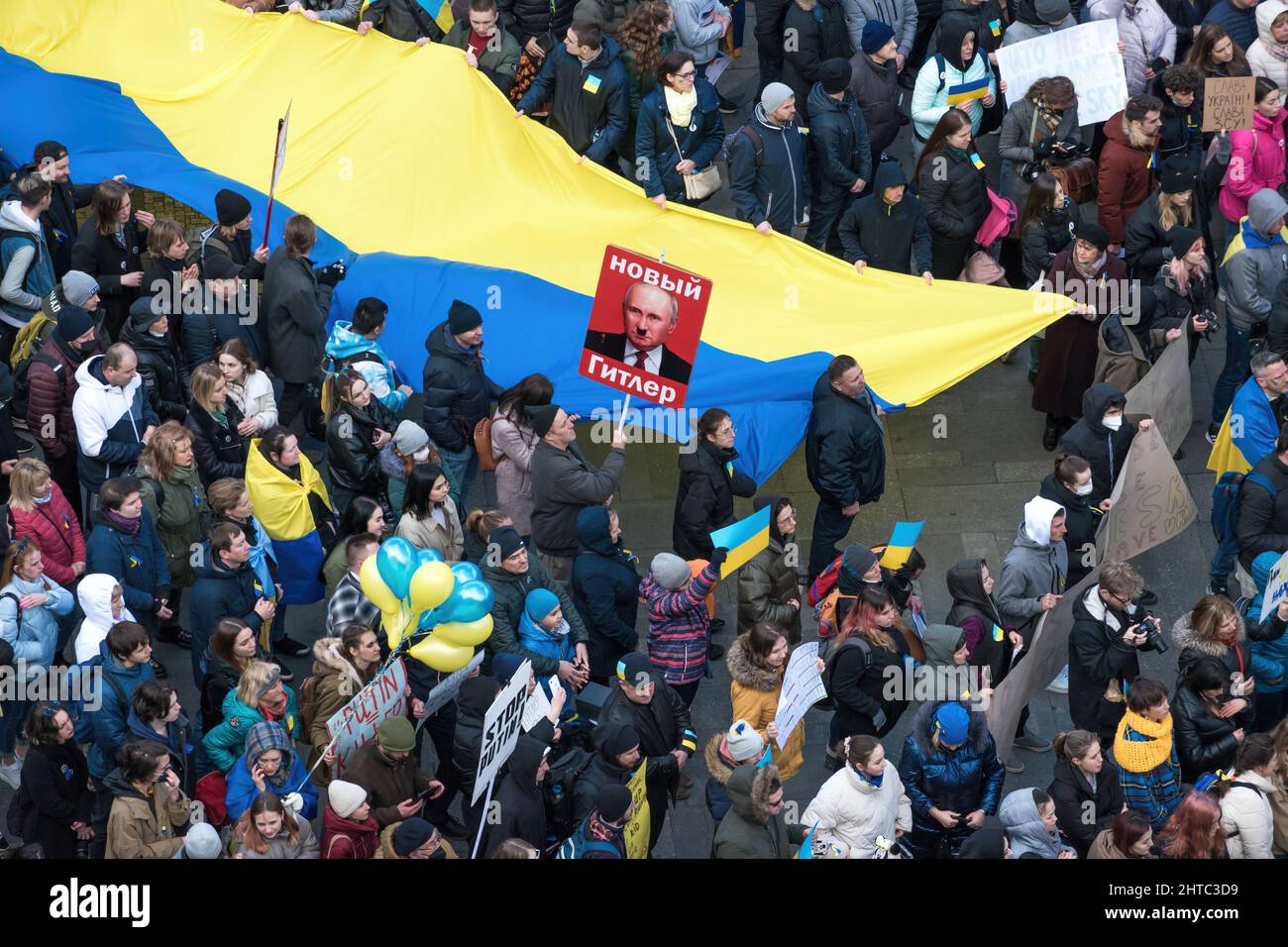 Demonstration gegen russische Invasion in die Ukraine auf dem Wenzelsplatz in Prag, Tschechische Republik, 27. Februar 2022, inszeniert von Million Moments for Stockfoto