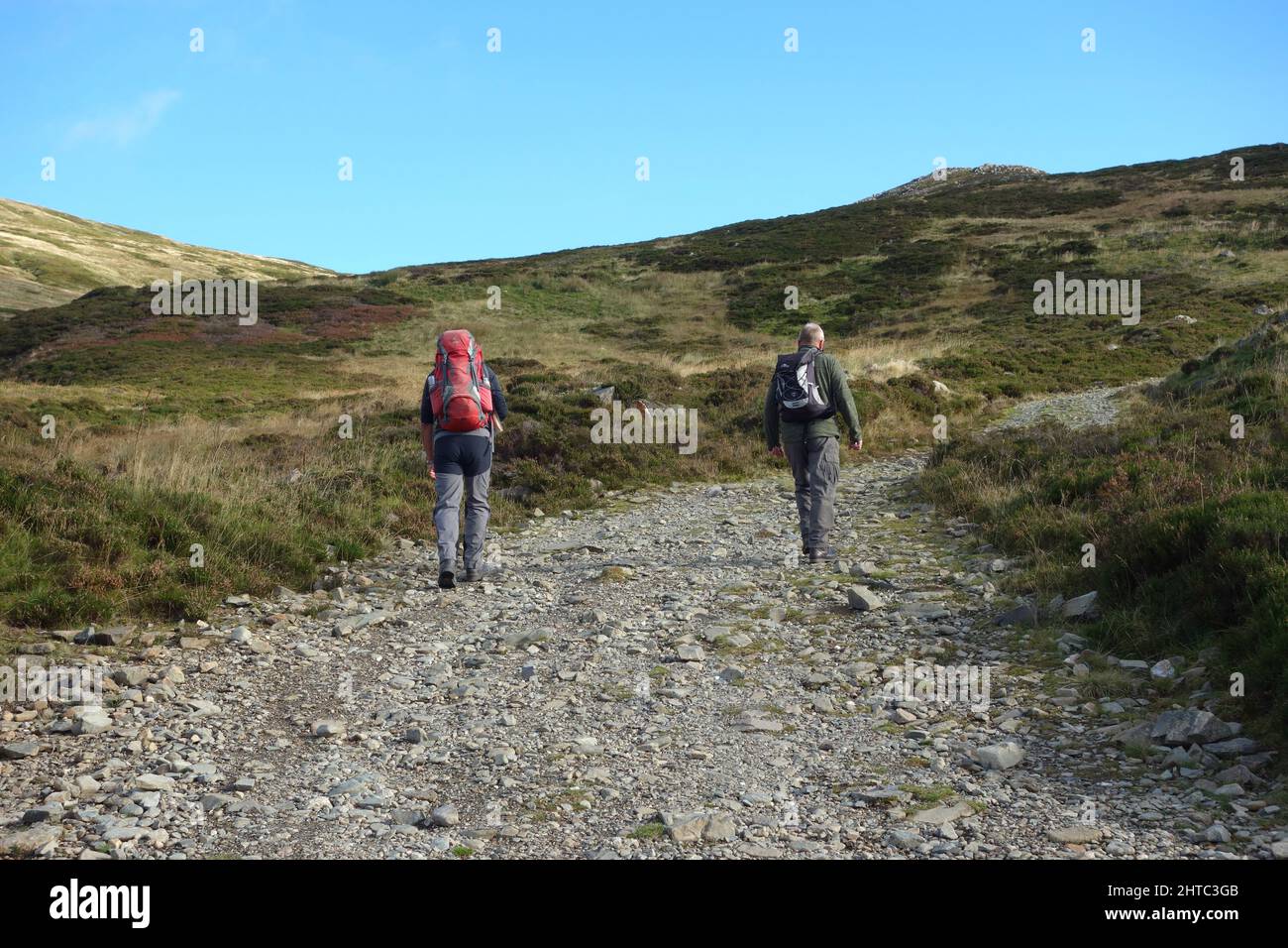 Zwei Männer auf einem Track zum Gipfel zum schottischen Berg Munro 'Ben Chonzie' in Glen Lednock, Perthshire, Schottland, Großbritannien. Stockfoto