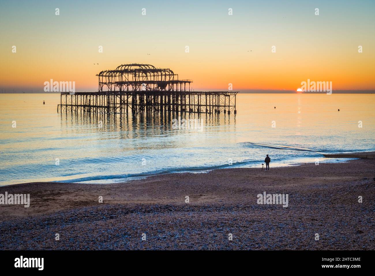 13. Januar 2022: Brighton, East Sussex, Großbritannien - Brighton West Pier bei Sonnenuntergang an einem klaren Winternachmittag. Stockfoto