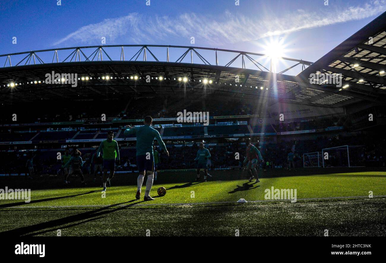 Die Spieler wärmen sich vor dem Spiel der Premier League zwischen Brighton und Hove Albion und Aston Villa im American Express Stadium , Brighton , Großbritannien - 26. Februar 2022 Photo Simon Dack/Tele Images auf. - Nur redaktionelle Verwendung. Kein Merchandising. Für Fußballbilder gelten Einschränkungen für FA und Premier League. Keine Nutzung von Internet/Mobilgeräten ohne FAPL-Lizenz. Weitere Informationen erhalten Sie von Football Dataco Stockfoto