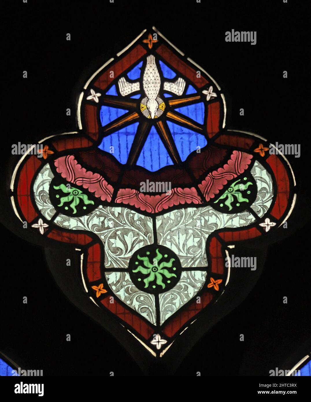 Buntglasfenster von Frederick Preedy, das die Herabkunft des Heiligen Geistes darstellt. St. Lawrence Church, Stretton Grandison, Herefordshire Stockfoto