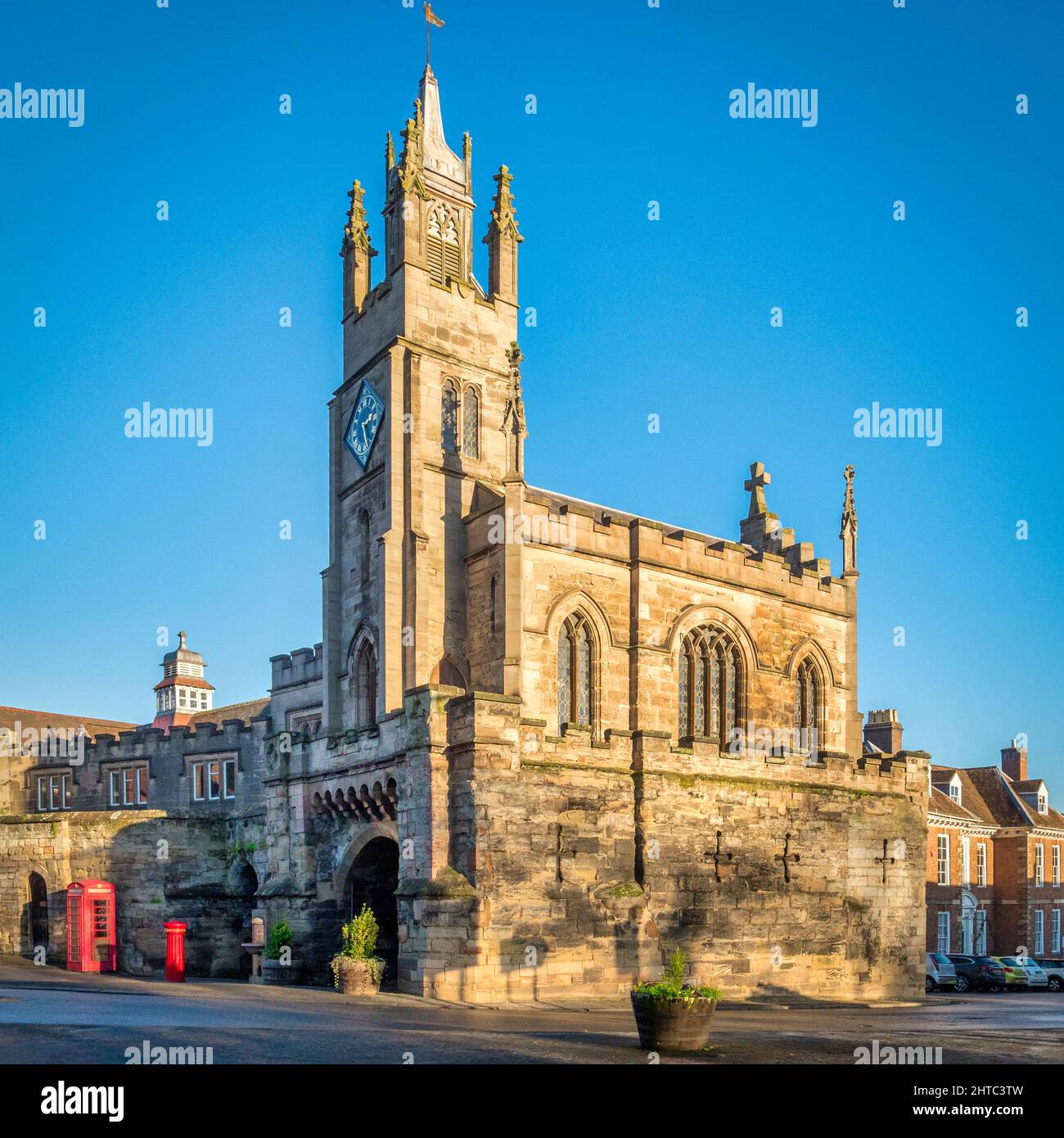 Das mittelalterliche Osttor von Warwick mit der St. Peter's Chapel, die darüber gebaut wurde. Stockfoto