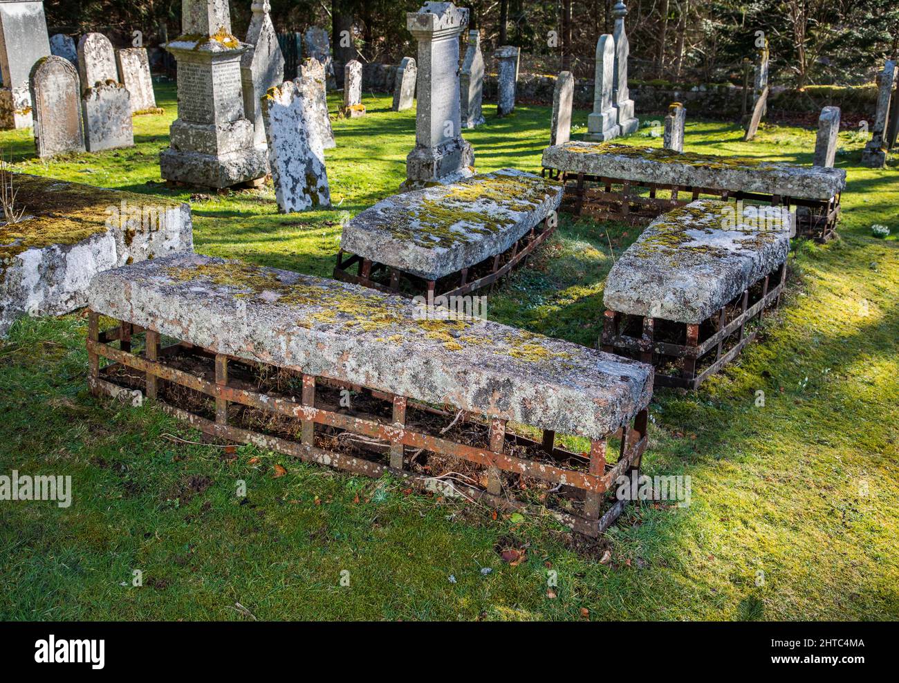 Eine Gruppe von vier Mortsafes, entworfen, um Gräber vor Grabräubern in Cluny Old Kirkyard in der Nähe von Monymusk in Aberdeenshire, Schottland, zu schützen Stockfoto