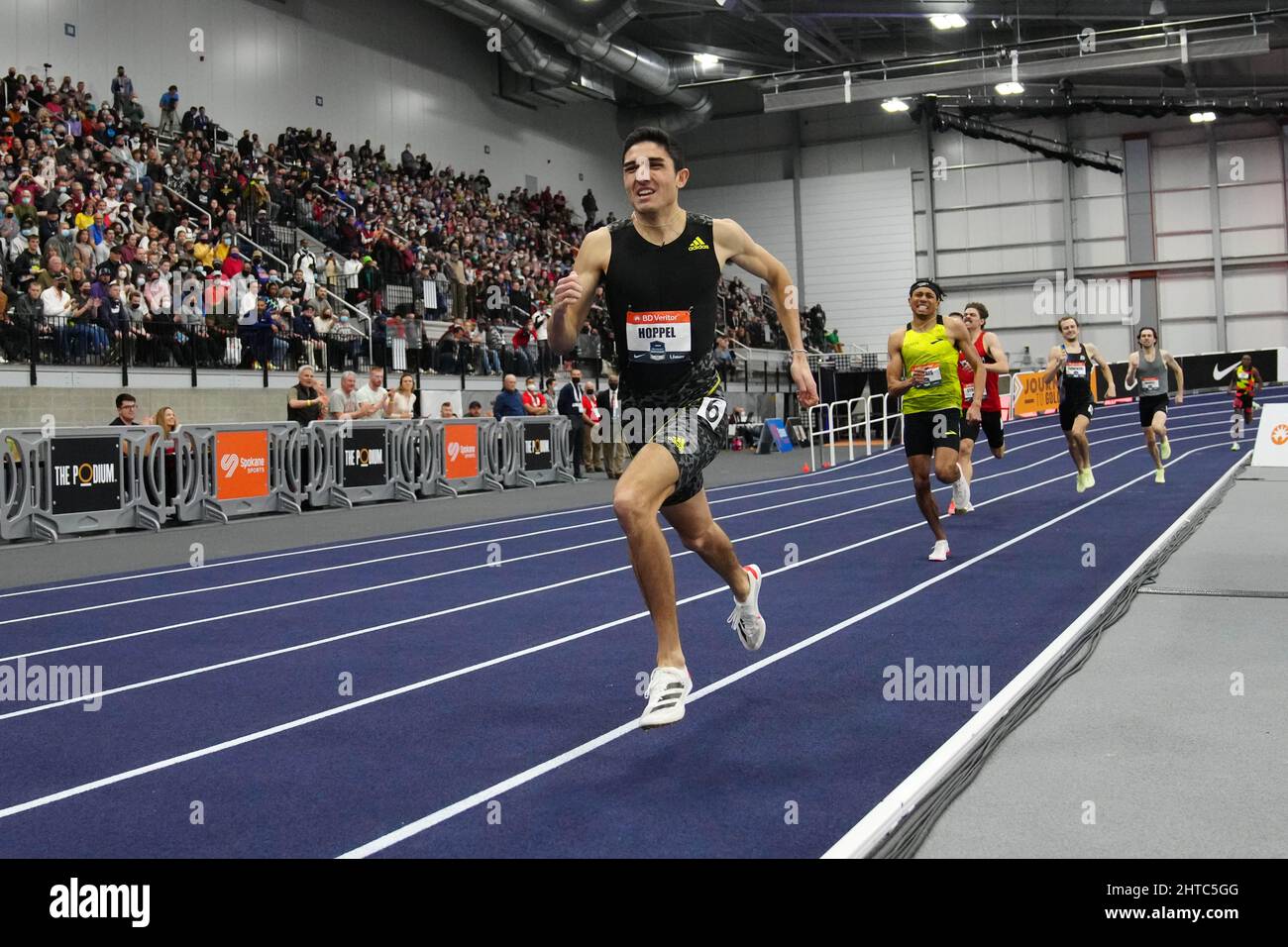 Bryce Hoppel gewinnt die 800 m in 1:45,30 während der USA Indoor Championships auf dem Podium am Sonntag, 27. Februar 2022, in Spokane, Wasch. Stockfoto