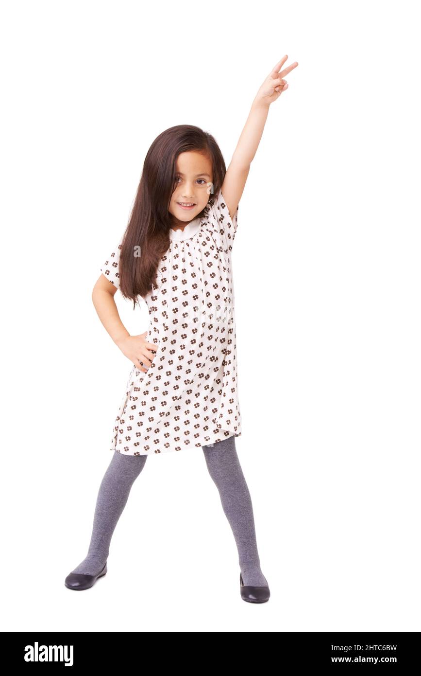 Shes hat die Bewegungen. Aufnahme eines entzückenden kleinen Mädchens, das vor weißem Hintergrund posiert. Stockfoto