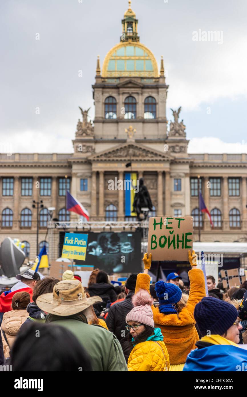 PRAG, TSCHECHISCHE REPUBLIK - 27. FEBRUAR 2022: Protest gegen russische Invasion in der Ukraine in Prag, Tschechische Republik. Plakat sagt kein Krieg. Stockfoto