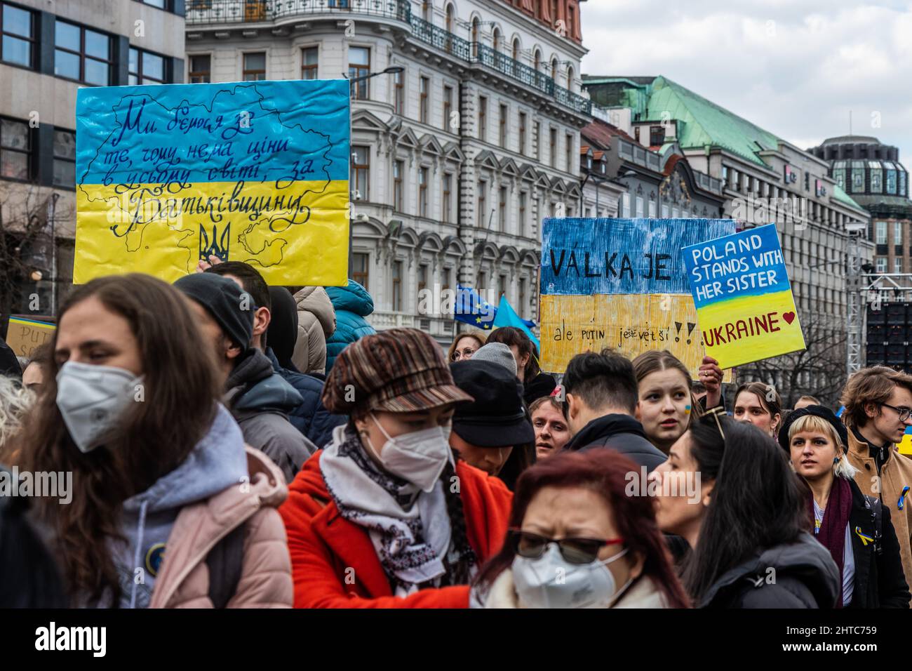 PRAG, TSCHECHISCHE REPUBLIK - 27. FEBRUAR 2022: Protest gegen russische Invasion in der Ukraine in Prag, Tschechische Republik. Stockfoto