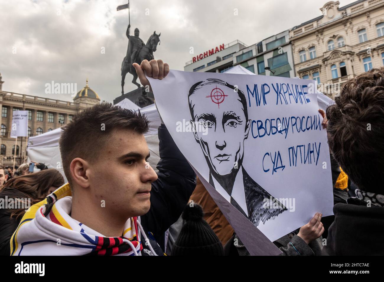 PRAG, TSCHECHISCHE REPUBLIK - 27. FEBRUAR 2022: Protest gegen russische Invasion in der Ukraine in Prag, Tschechische Republik. Stockfoto