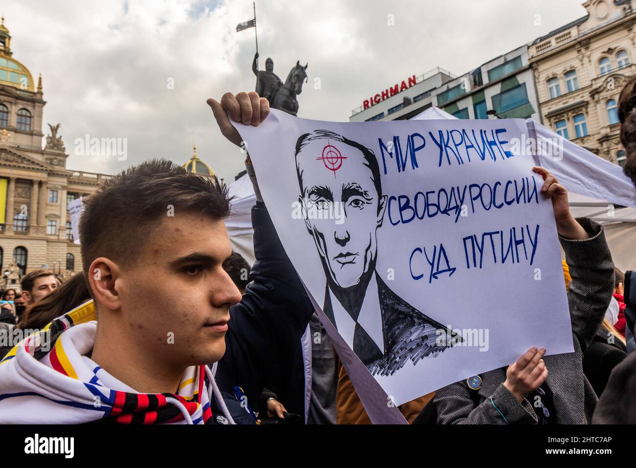 PRAG, TSCHECHISCHE REPUBLIK - 27. FEBRUAR 2022: Protest gegen russische Invasion in der Ukraine in Prag, Tschechische Republik. Stockfoto