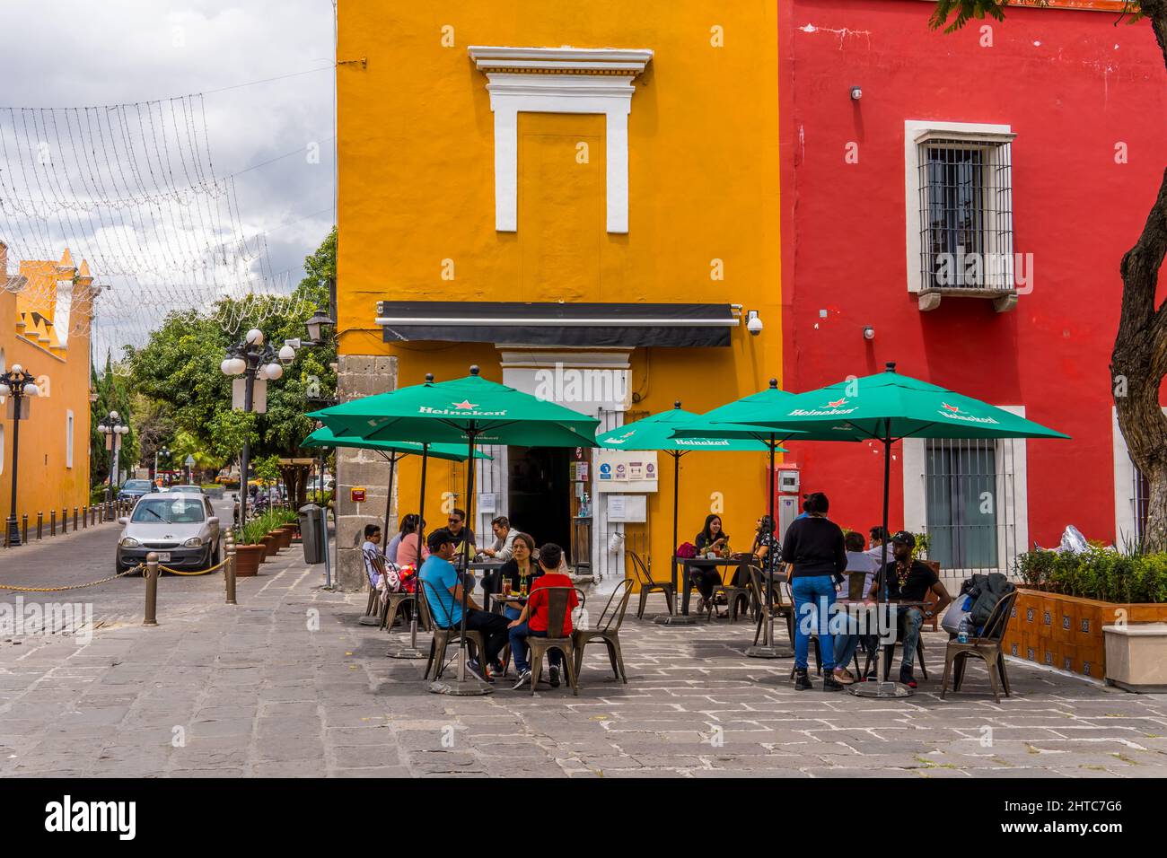 Gruppe von Menschen vor den Cafeterrassen im Künstlerviertel in Puebla, Mexiko Stockfoto