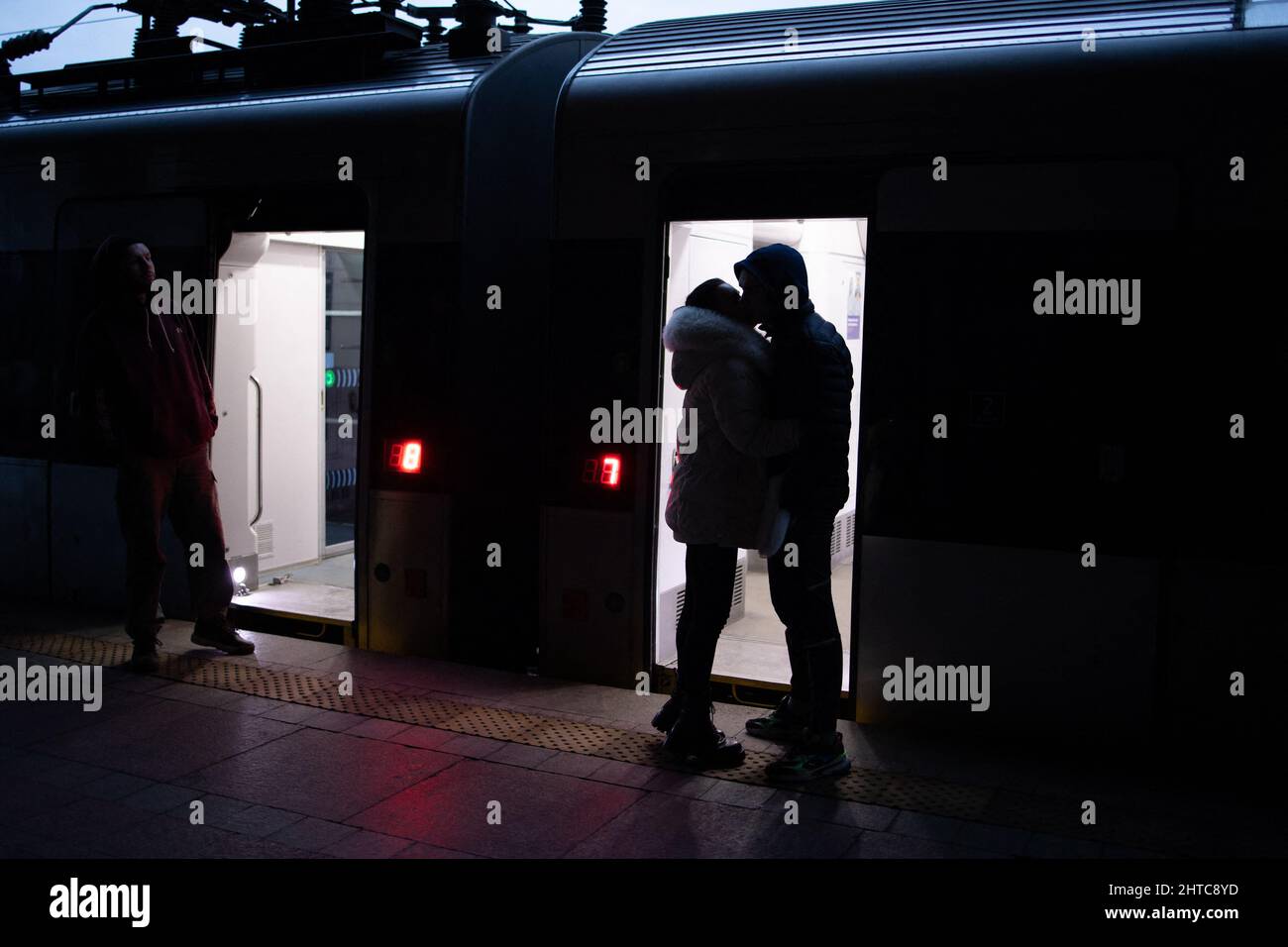 Ein paar Küsse vor dem Zug am Bahnhof Kiew (Kiew) versuchen viele Ukrainer, einen Zug zu nehmen, um die ukrainische Hauptstadt zu verlassen, da die Stadt während der russischen Invasion der Ukraine am 27. Februar 2022 unter einer strengen zweitägigen Sperrstunde steht. Foto von Raphael Lafargue/ABACAPRESS.COM Stockfoto