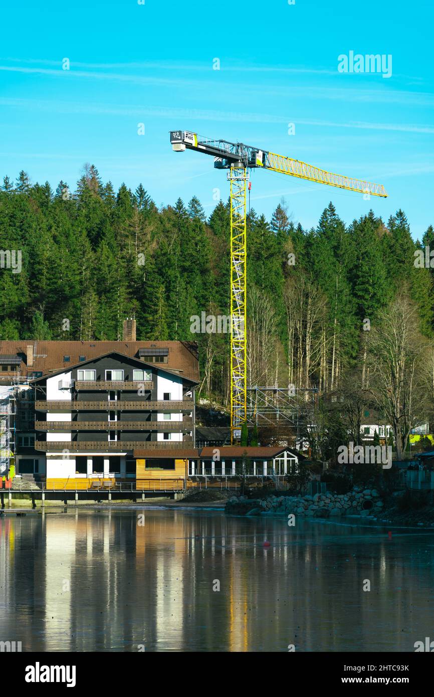 Eine vertikale Aufnahme des Baukran in der Nähe des Hotels am Eibsee. Zugspitze, Deutschland. Stockfoto