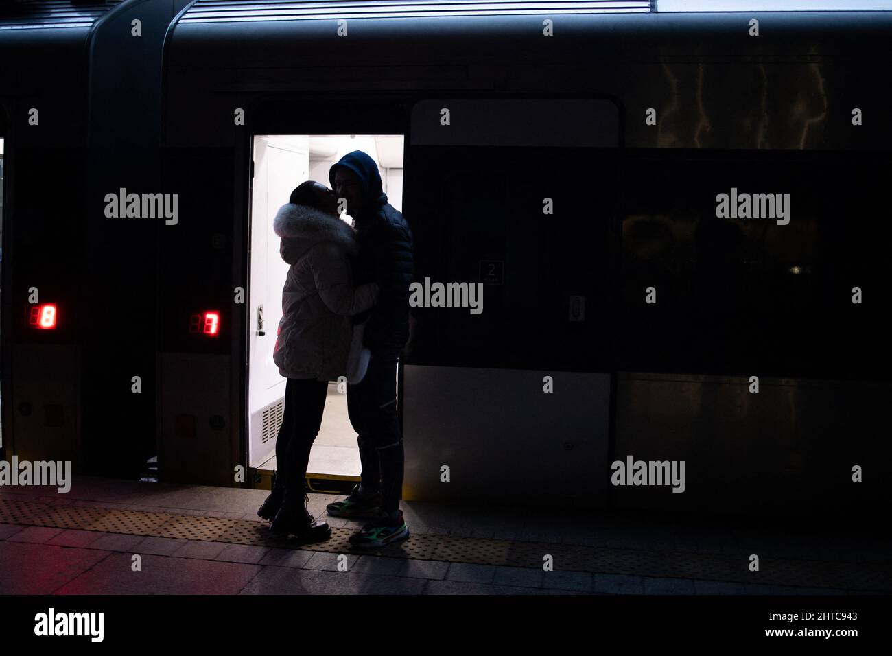Ein paar Küsse vor dem Zug am Bahnhof Kiew (Kiew) versuchen viele Ukrainer, einen Zug zu nehmen, um die ukrainische Hauptstadt zu verlassen, da die Stadt während der russischen Invasion der Ukraine am 27. Februar 2022 unter einer strengen zweitägigen Sperrstunde steht. Foto von Raphael Lafargue/ABACAPRESS.COM Stockfoto