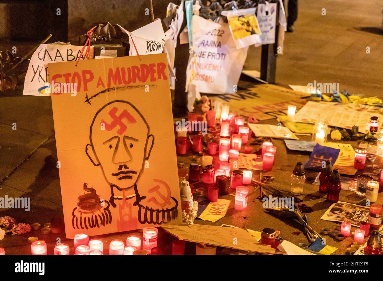 PRAG, TSCHECHISCHE REPUBLIK - 27. FEBRUAR 2022: Kerzen auf dem Wenzelsplatz in Prag als Protest gegen die russische Invasion in der Ukraine , Tschechische Rep Stockfoto