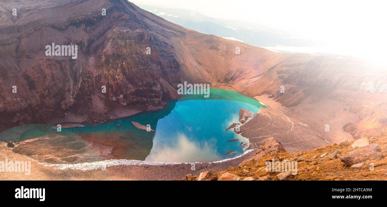 Grüner See in der Mündung des Vulkans Gorely Stockfoto