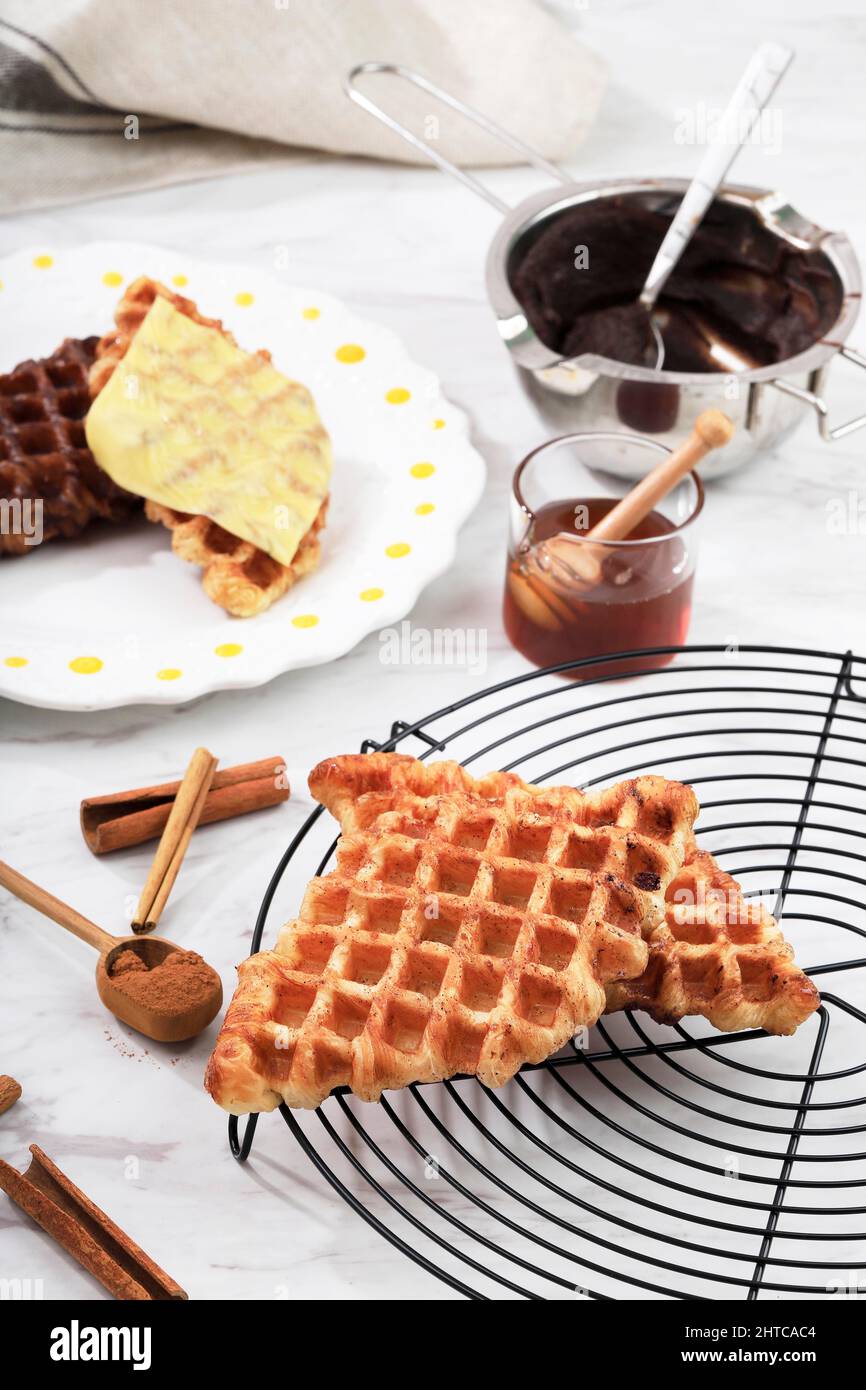 Köstliches Frühstück mit Kropfes (Croissant Waffel) serviert mit Käse, Schokolade, Schlagsahne und Beeren. Koreanisches Dessert. Ausgewählter Fokus Stockfoto