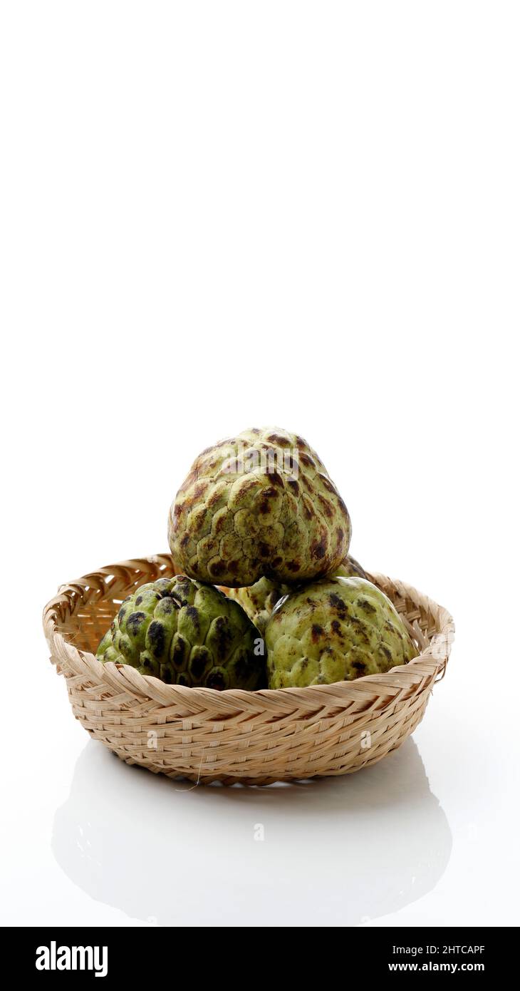 Frische Zucker Apfelfrucht oder Custard Apfel oder annona cherimoya, Süßstoff im Korb mit weißem Hintergrund isoliert Stockfoto