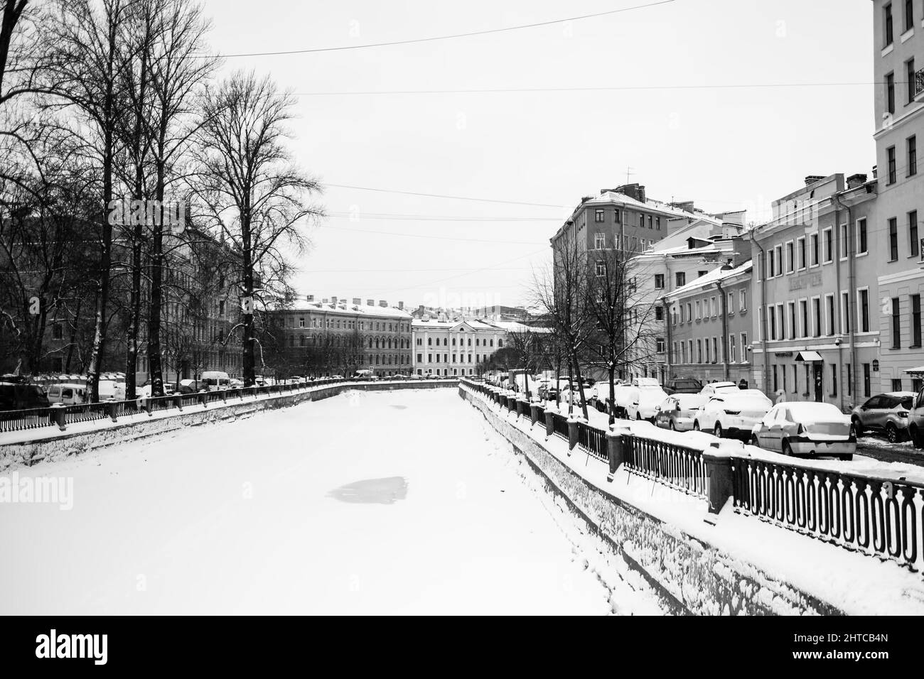 Blick auf den Gribojedow Kanal unter dem Eis im Winter, St. Petersburg, Russland. Schwarzweiß-Foto. Stockfoto