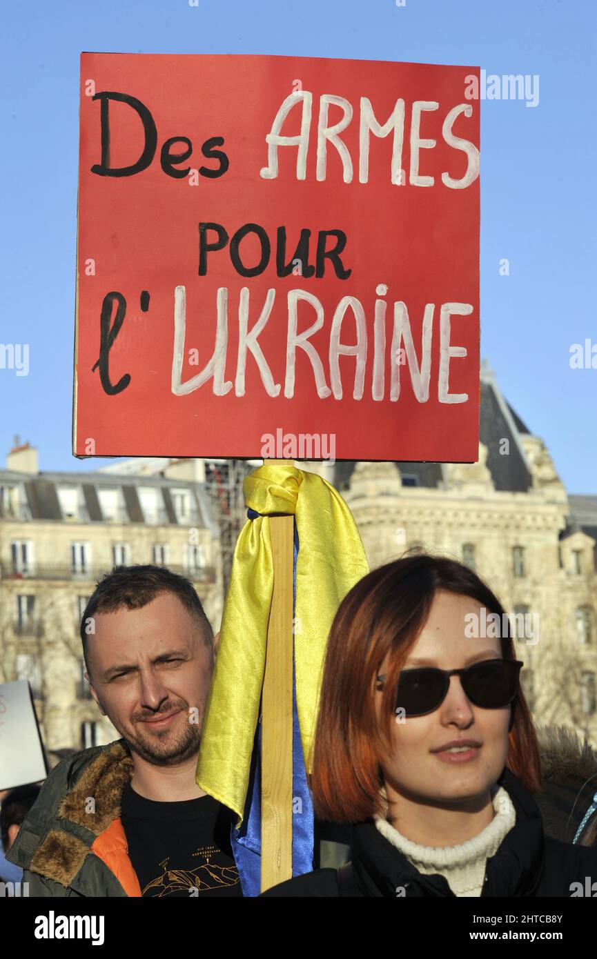 FRANKREICH. PARIS (75) 2022.02.27TH. PLACE SAINT-MICHEL. UKRAINER IN PARIS PROTESTIEREN GEGEN RUSSISCHE INVASION (EIN PROTESTLER HÄLT EIN ZEICHEN: WEAP Stockfoto